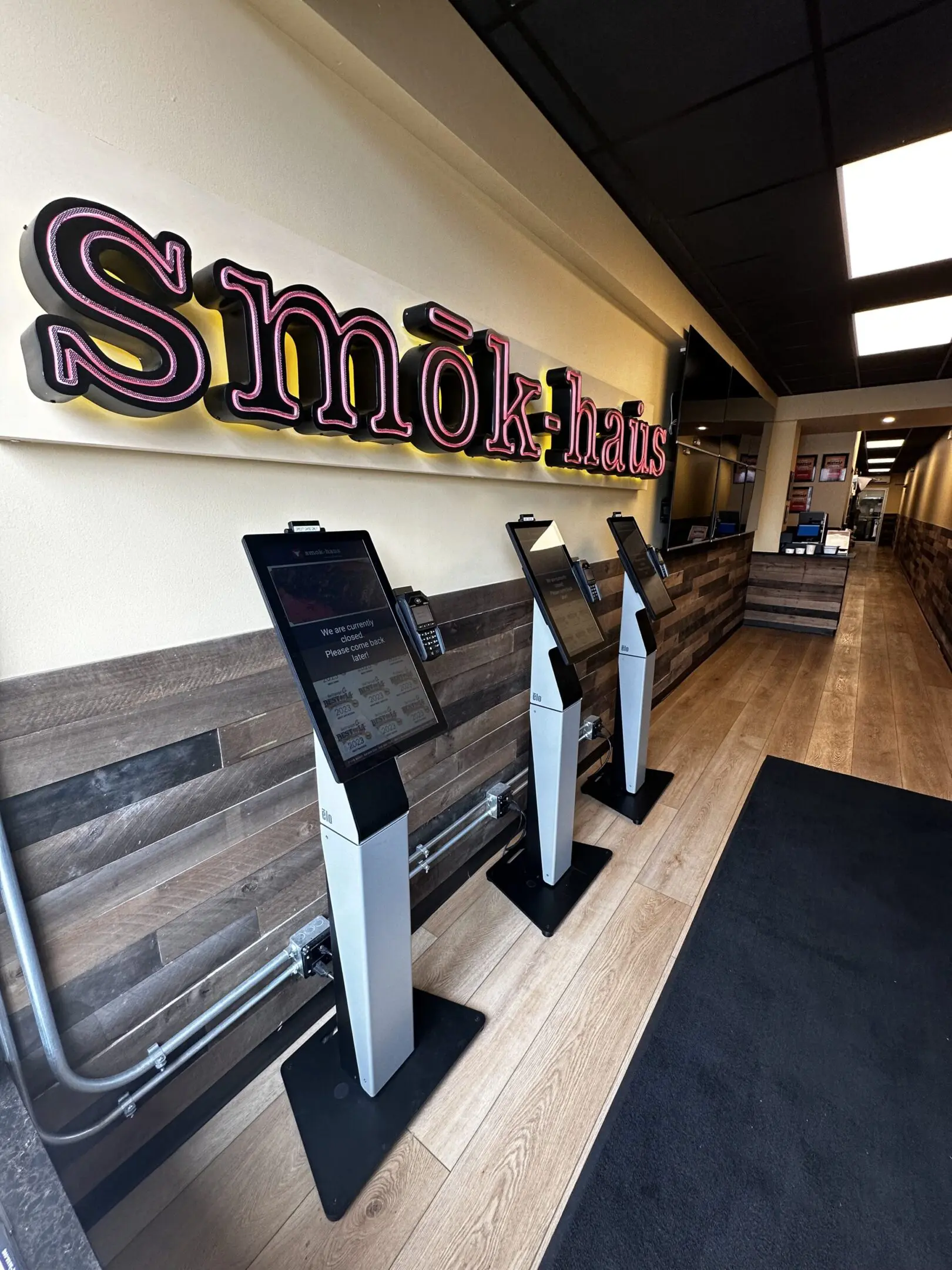 A row of seats in front of the entrance to smoke island.